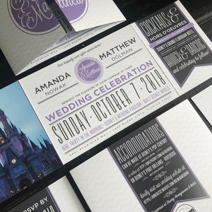 Puede incluir: Invitaci&oacute;n de boda con un dise&ntilde;o en blanco y negro que presenta una foto del Castillo de Cenicienta en Walt Disney World. La invitaci&oacute;n incluye los nombres Amanda Nowak y Matthew Dolman, la fecha domingo 7 de octubre de 2018 y la ubicaci&oacute;n Disney's Wedding Pavilion en Walt Disney World.