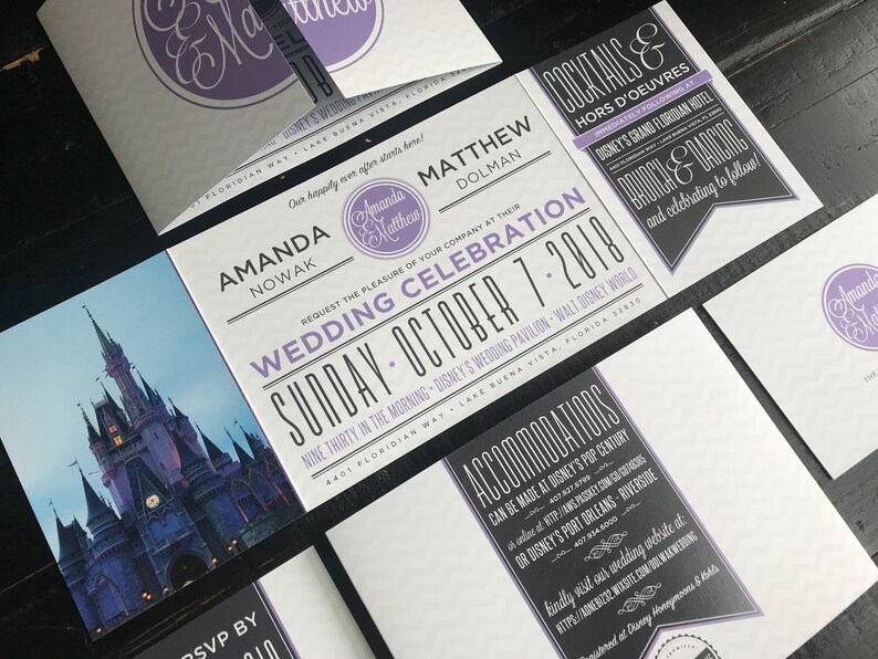 Puede incluir: Invitaci&oacute;n de boda con un dise&ntilde;o en blanco y negro que presenta una foto del Castillo de Cenicienta en Walt Disney World. La invitaci&oacute;n incluye los nombres Amanda Nowak y Matthew Dolman, la fecha domingo 7 de octubre de 2018 y la ubicaci&oacute;n Disney's Wedding Pavilion en Walt Disney World.