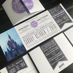 Puede incluir: Conjunto de invitaciones de boda con un esquema de color morado y negro. La invitaci&oacute;n presenta una foto del Castillo de Cenicienta en Walt Disney World. El texto de la invitaci&oacute;n dice "Amanda & Matthew Celebraci&oacute;n de Boda Domingo, 7 de octubre de 2018".