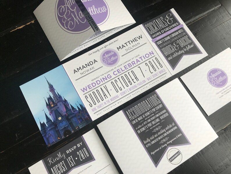 Puede incluir: Conjunto de invitaciones de boda con un esquema de color morado y negro. La invitaci&oacute;n presenta una foto del Castillo de Cenicienta en Walt Disney World. El texto de la invitaci&oacute;n dice "Amanda & Matthew Celebraci&oacute;n de Boda Domingo, 7 de octubre de 2018".