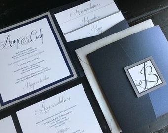 Może przedstawiać: Zestaw zaproszeń ślubnych w kolorze granatowym i srebrnym. Zaproszenie zawiera imiona "Amy & Cody" w ozdobnym kroju pisma. Karta z informacją o przyjęciu zawiera tekst "Przyjęcie po ceremonii". Karta z informacją o zakwaterowaniu zawiera tekst "Zarezerwowano blok pokoi dla Państwa wygody. THE TACHI PALACE HOTEL & CASINO 17305 Jersey Avenue Lemoore, Kalifornia 93245 800-848-6006".