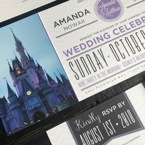 Puede incluir: Invitaci&oacute;n de boda con una foto del Castillo de Cenicienta en Walt Disney World. La invitaci&oacute;n es para Amanda Nowak y Matthew, y la boda est&aacute; programada para el domingo 7 de octubre a las 9:30 AM en el Pabell&oacute;n de Bodas de Disney. RSVP antes del 1 de agosto de 2018.