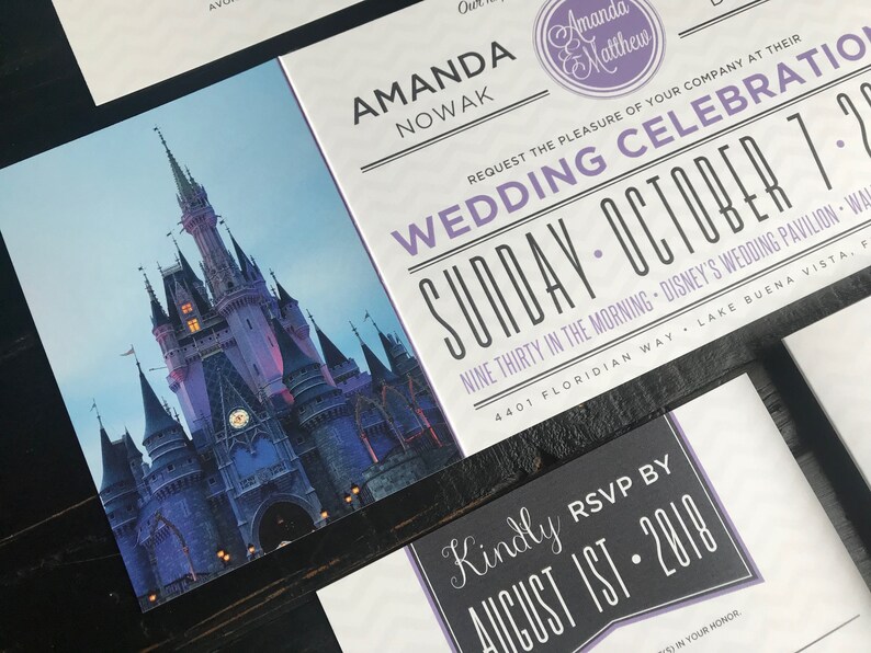 Puede incluir: Invitaci&oacute;n de boda con una foto del Castillo de Cenicienta en Walt Disney World. La invitaci&oacute;n es para Amanda Nowak y Matthew, y la boda est&aacute; programada para el domingo 7 de octubre a las 9:30 AM en el Pabell&oacute;n de Bodas de Disney. RSVP antes del 1 de agosto de 2018.