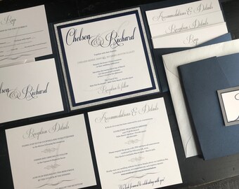 Może przedstawiać: Zestaw zaproszeń ślubnych z akcentami w kolorze granatowym i srebrnym. Zaproszenie zawiera imiona pary, "Chelsea & Richard", w eleganckim stylu pisma. Karta z informacjami o przyjęciu zawiera informacje o ceremonii i przyjęciu, w tym datę, godzinę i miejsce. Karta z informacjami o zakwaterowaniu i szczegółami zawiera informacje o bloku hotelowym i innych szczegółach dla gości.