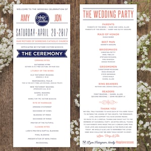 Può includere: Programma della cerimonia di matrimonio con uno schema di colori blu e bianco. Il programma elenca l'ordine degli eventi della cerimonia di matrimonio, tra cui l'inno di raccolta, la liturgia della parola e il rito del matrimonio. Il programma include anche un elenco dei membri della festa di nozze, tra cui i genitori della sposa e dello sposo, la damigella d'onore, il testimone, le damigelle d'onore, i testimoni, i portatori di anelli e i lettori.