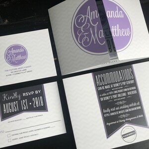 Puede incluir: Un conjunto de invitaciones de boda con un esquema de color morado y blanco. La invitaci&oacute;n presenta un c&iacute;rculo con los nombres "Amanda & Matthew" en una fuente cursiva. La tarjeta RSVP incluye el texto "Kindly RSVP by August 1st, 2018".