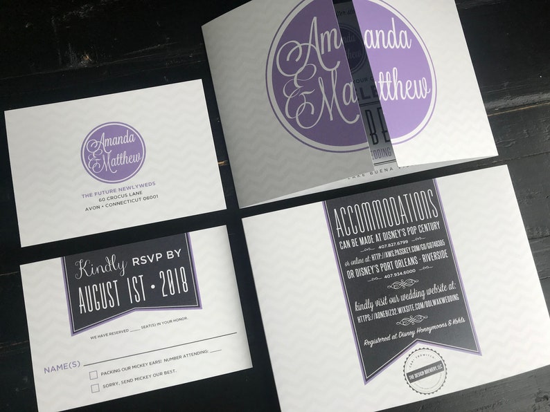 Puede incluir: Un conjunto de invitaciones de boda con un esquema de color morado y blanco. La invitaci&oacute;n presenta un c&iacute;rculo con los nombres "Amanda & Matthew" en una fuente cursiva. La tarjeta RSVP incluye el texto "Kindly RSVP by August 1st, 2018".