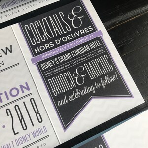 Puede incluir: Una invitaci&oacute;n de boda con texto en blanco y negro sobre un fondo blanco. La invitaci&oacute;n anuncia una celebraci&oacute;n de boda en el Disney's Grand Floridian Hotel, con c&oacute;cteles y aperitivos inmediatamente despu&eacute;s, seguidos de un brunch y baile.
