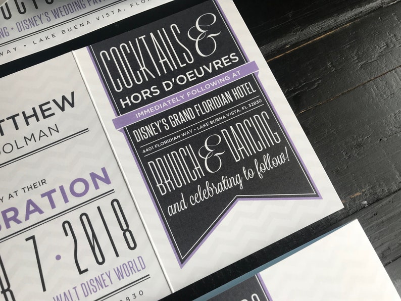 Puede incluir: Una invitaci&oacute;n de boda con texto en blanco y negro sobre un fondo blanco. La invitaci&oacute;n anuncia una celebraci&oacute;n de boda en el Disney's Grand Floridian Hotel, con c&oacute;cteles y aperitivos inmediatamente despu&eacute;s, seguidos de un brunch y baile.