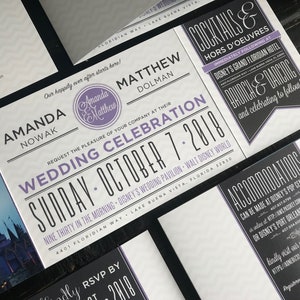 Puede incluir: Una invitaci&oacute;n de boda con un dise&ntilde;o en blanco y negro que presenta una foto del Castillo de Cenicienta en Walt Disney World. La invitaci&oacute;n incluye los nombres Amanda Nowak y Matthew Dolman, la fecha domingo 7 de octubre de 2018 y la ubicaci&oacute;n Disney's Wedding Pavilion en Walt Disney World.