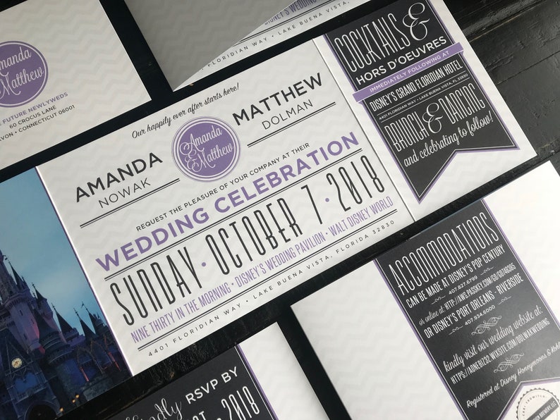 Puede incluir: Una invitaci&oacute;n de boda con un dise&ntilde;o en blanco y negro que presenta una foto del Castillo de Cenicienta en Walt Disney World. La invitaci&oacute;n incluye los nombres Amanda Nowak y Matthew Dolman, la fecha domingo 7 de octubre de 2018 y la ubicaci&oacute;n Disney's Wedding Pavilion en Walt Disney World.