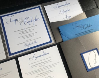 Może przedstawiać: Zestaw zaproszeń ślubnych z papieru z srebrnym brokatem, niebieskimi i czarnymi akcentami. Zaproszenie zawiera imiona pary, "Tonya & Kristopher", w eleganckiej kaligrafii. Zaproszenie zawiera szczegóły dotyczące ceremonii ślubnej i przyjęcia weselnego, a także informacje o zakwaterowaniu.