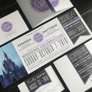 Puede incluir: Conjunto de invitaciones de boda con un esquema de color morado y gris. La invitaci&oacute;n presenta una foto del Castillo de Cenicienta en Walt Disney World. El texto de la invitaci&oacute;n dice: "Amanda Nowak & Matthew Dolman Celebraci&oacute;n de boda Domingo, 7 de octubre de 2018 Nueve treinta de la ma&ntilde;ana Pabell&oacute;n de bodas de Disney Walt Disney World 4401 Floridian Way Lake Buena Vista, Florida 32830 Por favor, responda antes del 1 de agosto de 2018".