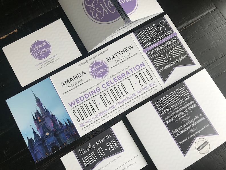Puede incluir: Conjunto de invitaciones de boda con un esquema de color morado y gris. La invitaci&oacute;n presenta una foto del Castillo de Cenicienta en Walt Disney World. El texto de la invitaci&oacute;n dice: "Amanda Nowak & Matthew Dolman Celebraci&oacute;n de boda Domingo, 7 de octubre de 2018 Nueve treinta de la ma&ntilde;ana Pabell&oacute;n de bodas de Disney Walt Disney World 4401 Floridian Way Lake Buena Vista, Florida 32830 Por favor, responda antes del 1 de agosto de 2018".