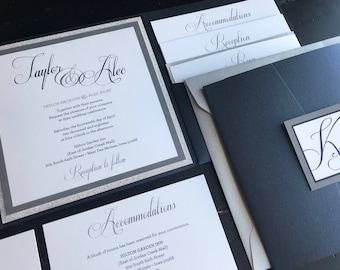 Może przedstawiać: Czarno-srebrne zaproszenie ślubne z srebrną błyszczącą ramką. Zaproszenie zawiera imiona "Taylor & Alec" w eleganckim stylu pisma. Tekst zawiera datę, godzinę i miejsce ślubu. Zaproszenie zawiera również informacje o przyjęciu i zakwaterowaniu.