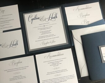 Może przedstawiać: Zestaw zaproszeń ślubnych w kolorze granatowym i białym. Zaproszenie zawiera imiona "Cynthia & Heath" w eleganckiej czcionce. Zawiera karty RSVP, przyjęcia i zakwaterowania. Zestaw jest prezentowany na ciemnej powierzchni.