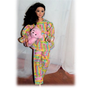 deAO Sac de 40 Accessoires de poupée avec de la Nourriture, des vêtements,  Une Peluche, des
