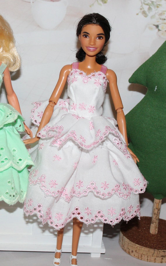 Set da tè Barbie appena spedito, due tazze da tè, due piatti da dessert,  teiera con coperchio rimovibile e vassoio da portata. Accessori per la casa  Barbie taglia Barbie -  Italia