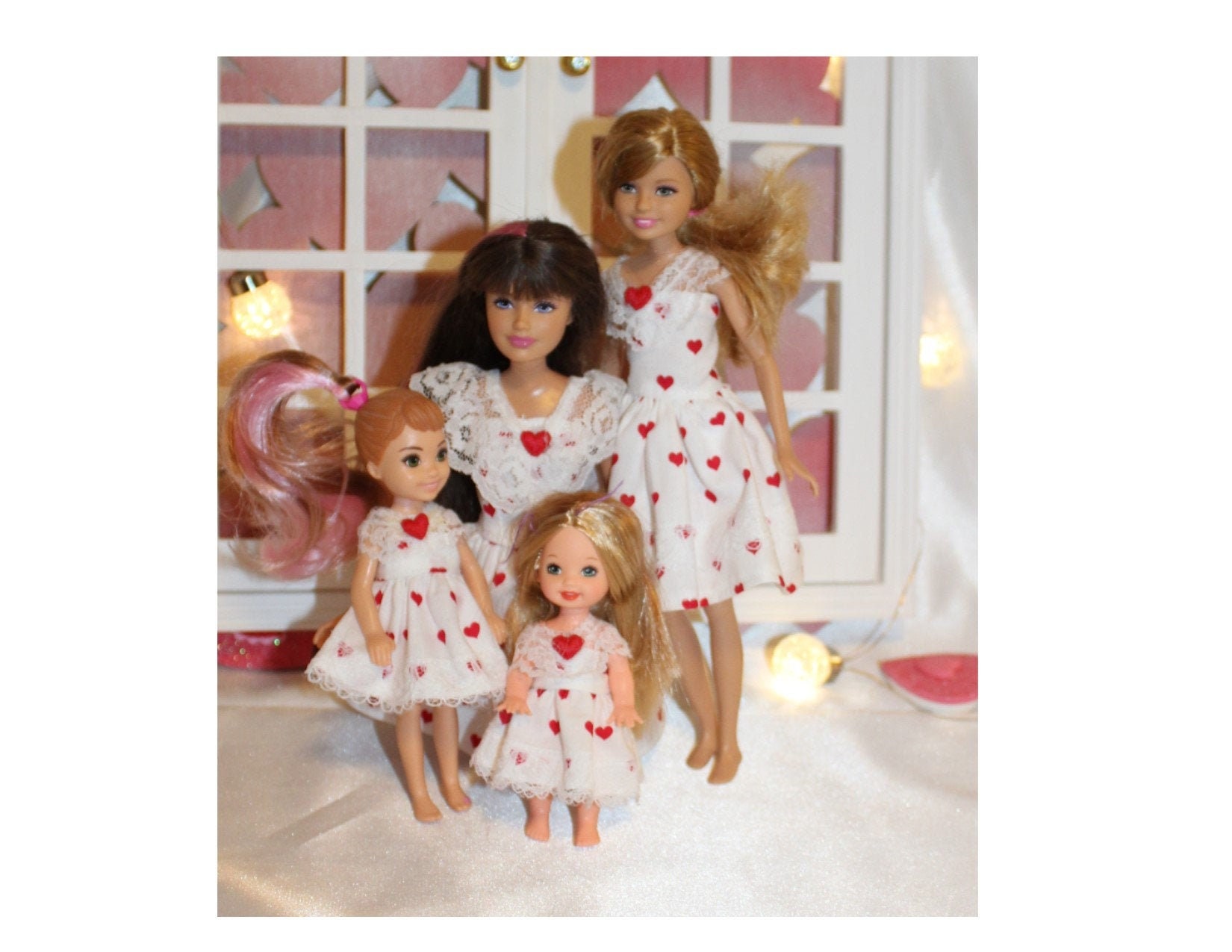 Ensembles Sister pour poupées fantaisie. Ensemble de 4 robes Toys