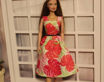 Vêtements de poupée fantaisie faits main. La robe de vacances hawaïenne convient aux poupées mannequins aux plus grandes poitrines de 11,50 à 30 cm.