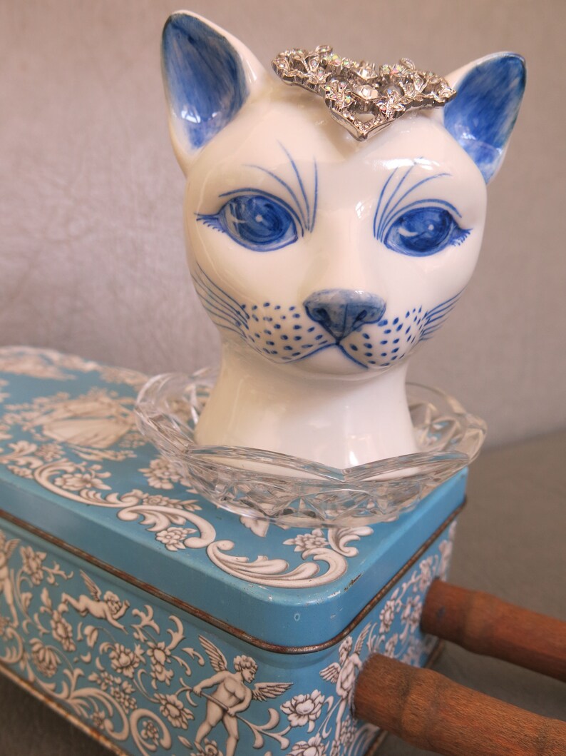 Cat assemblage Isobel. Porcelain cat head blue image 4