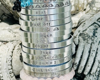 Pulsera rígida de aluminio con el lema "Orgullo": Brazalete de metal grabado (15 cm)