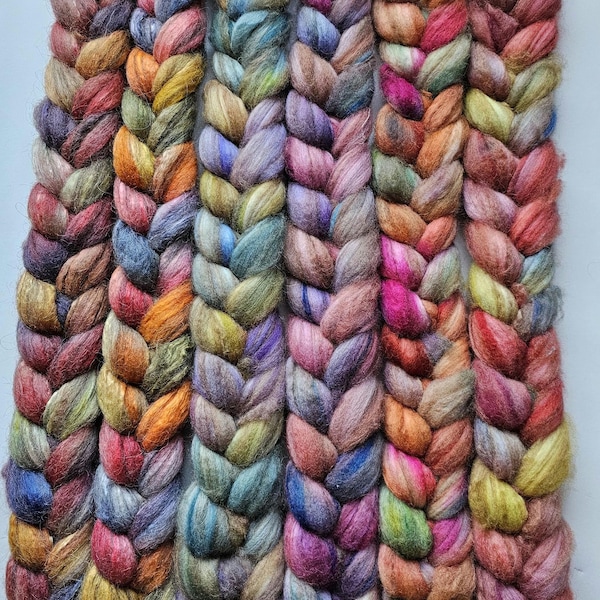 Handgeverfde gemengde luxe vezelmengsels voor spinnen en vilten.