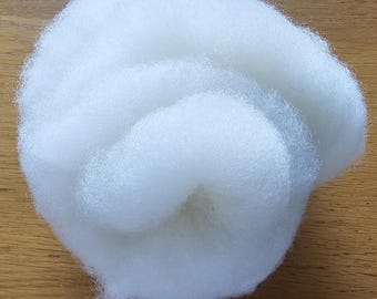 Handbearbetat och kardat vitt Shetland fleece och handspunnet garn.