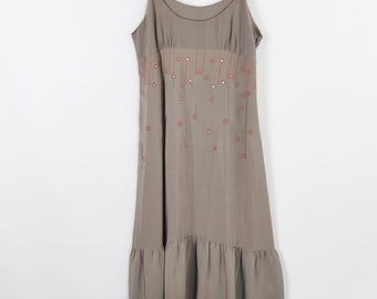 Abito midi in seta vintage anni 2000 con paillettes a specchio ricamate, orlo a balze color tortora, Sandro