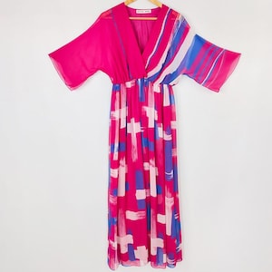 Vestido largo estilo kimono vintage color magenta, de gasa vaporosa con estampado de pinceladas asiáticas.