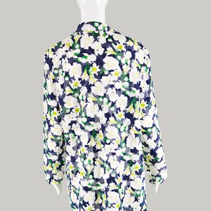 Pu&ograve; includere: Una camicia a maniche lunghe con stampa floreale bianca e blu con accenti verdi. La camicia &egrave; trasparente e ha una vestibilit&agrave; rilassata.
