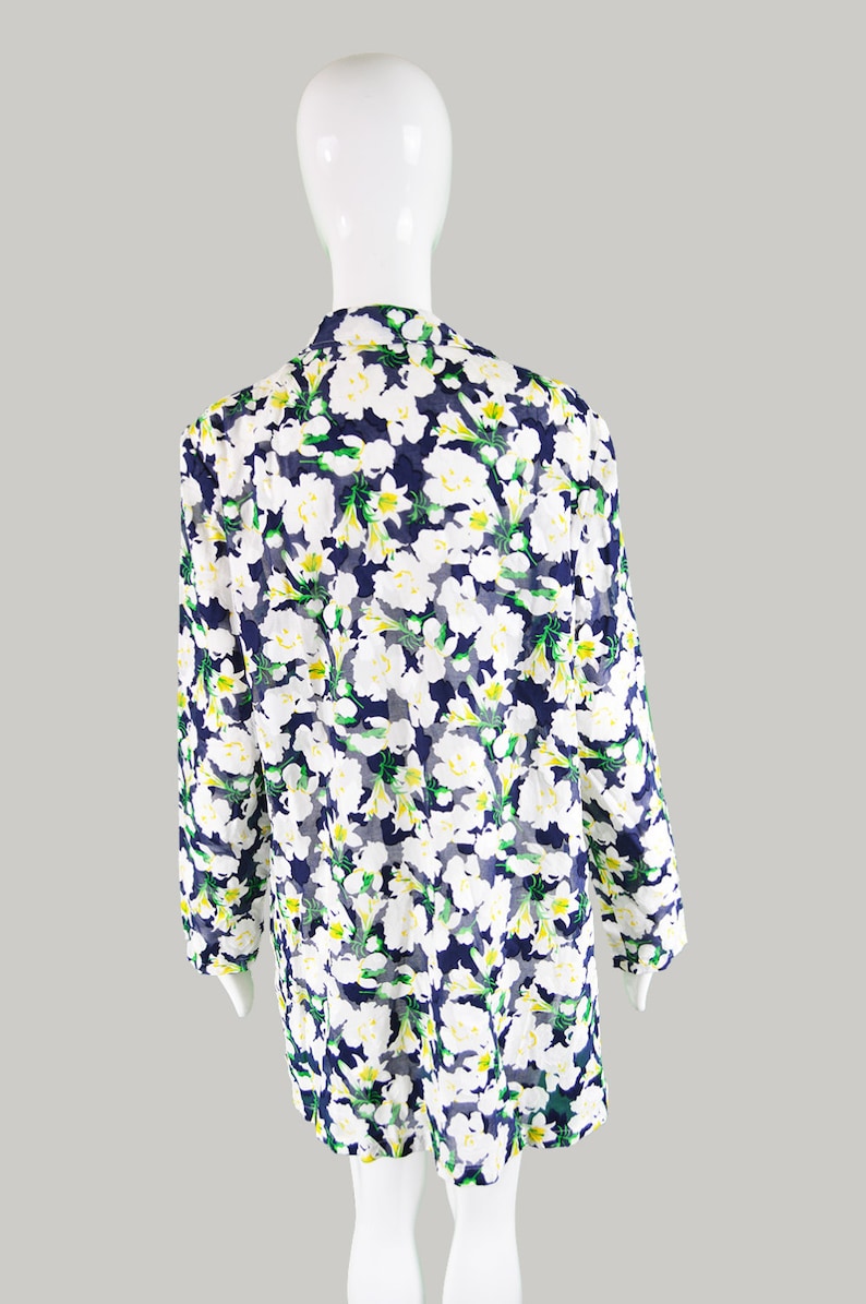 Pu&ograve; includere: Una camicia a maniche lunghe con stampa floreale bianca e blu con accenti verdi. La camicia &egrave; trasparente e ha una vestibilit&agrave; rilassata.