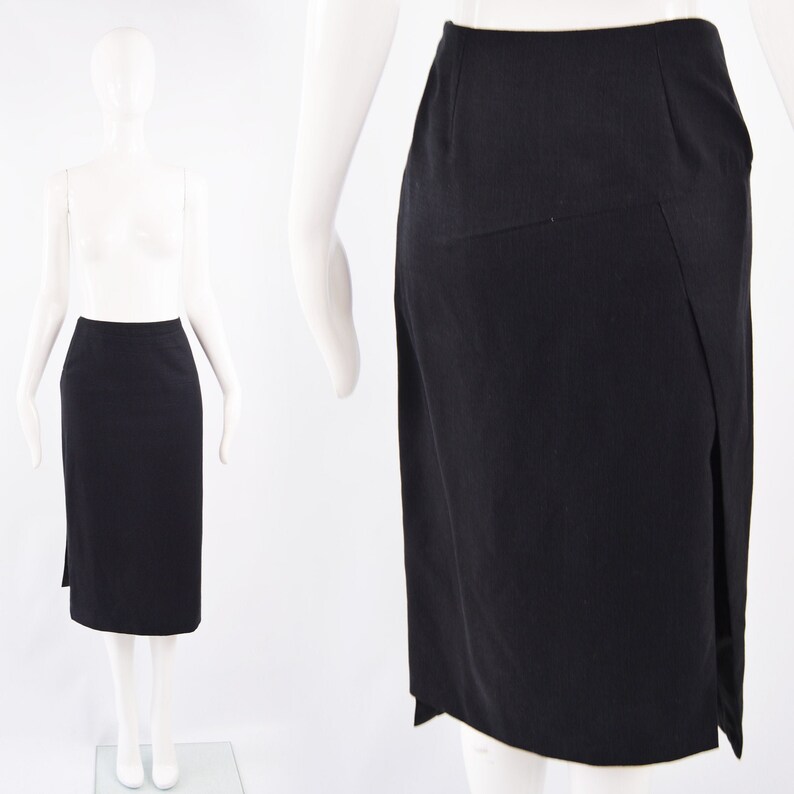 Puede incluir: Una falda negra hasta la rodilla con una abertura lateral. La falda tiene un dise&ntilde;o sencillo y entallado y est&aacute; hecha de una tela lisa y resistente a las arrugas.