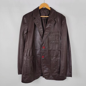 Giacca da uomo vintage anni '70 in pelle marrone, modello Mod Dandy con mezza cintura.