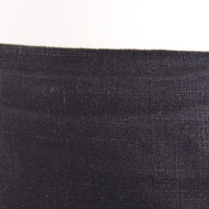 Puede incluir: Primer plano de una tela gris oscura con textura tejida.