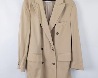 Chaqueta blazer holgada italiana vintage de los años 80 con doble botonadura y botones para mujer, color crema y corte largo.