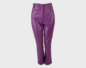 Può includere: Pantaloni in pelle viola a vita alta e gamba dritta.