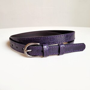 Cinturón de piel de cocodrilo morado oscuro: Cinturón fino natural imagen 3