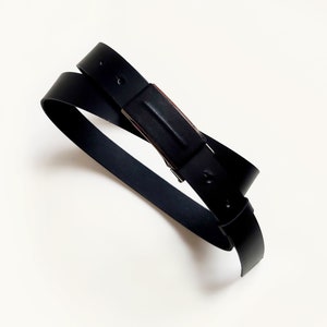 Cintura in pelle elegante nera, cintura in vera pelle pieno fiore con fibbia rivestita in pelle