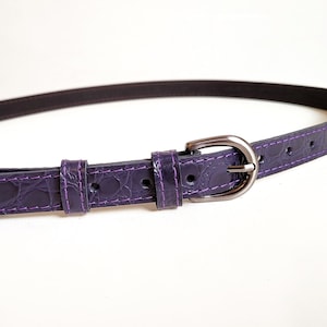 Cinturón de piel de cocodrilo morado oscuro: Cinturón fino natural imagen 1