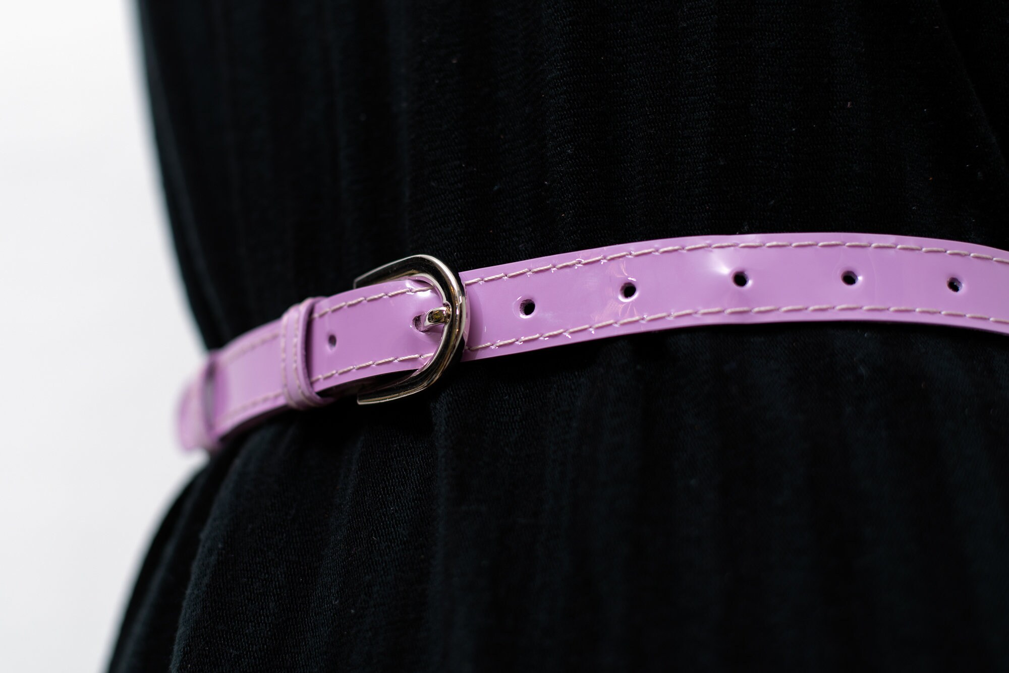 Lilac Patent Leather Belt, Skinny Waist Belt in Purple Rose  display picture 3
