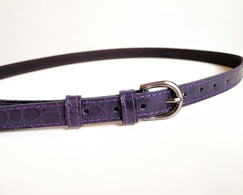 Cinturón de piel de cocodrilo morado oscuro: Cinturón fino natural imagen 1
