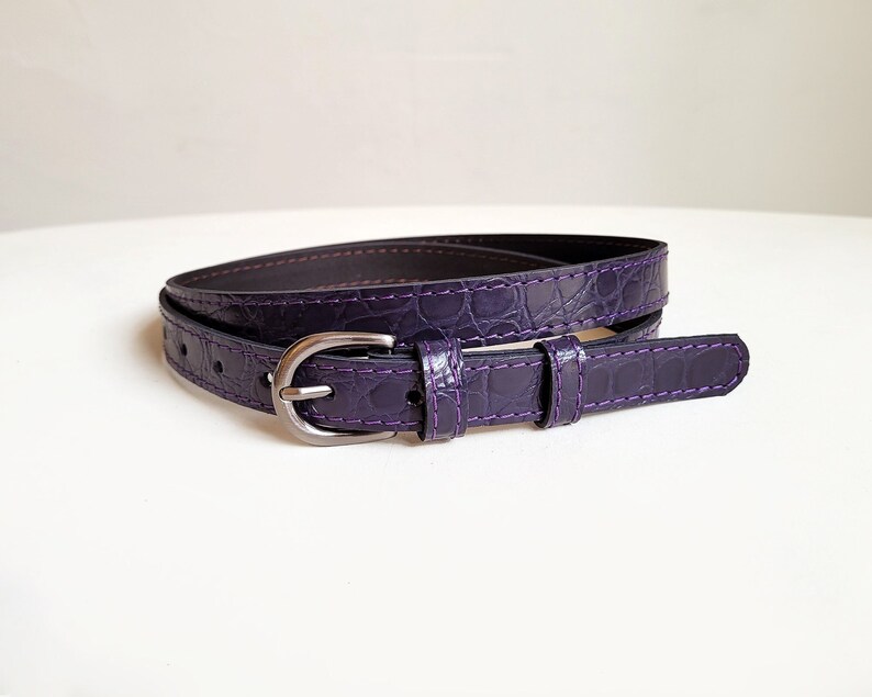 Cinturón de piel de cocodrilo morado oscuro: Cinturón fino natural imagen 3