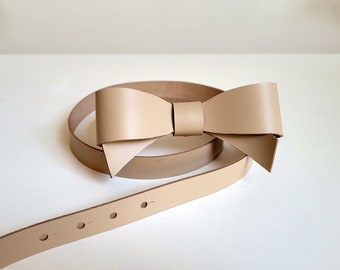 Leather bow belt in beige colour. Women's waist belt with bow details