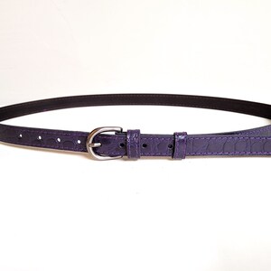 Cinturón de piel de cocodrilo morado oscuro: Cinturón fino natural imagen 4