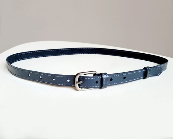 ダークグレーのレザーベルト、レディース用ナチュラルレザースリム