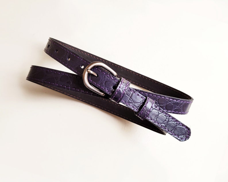 Cinturón de piel de cocodrilo morado oscuro: Cinturón fino natural imagen 2