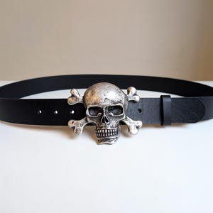 Läderbälte med dödskallespänne – Handgjorda bikerrockaccessoarer