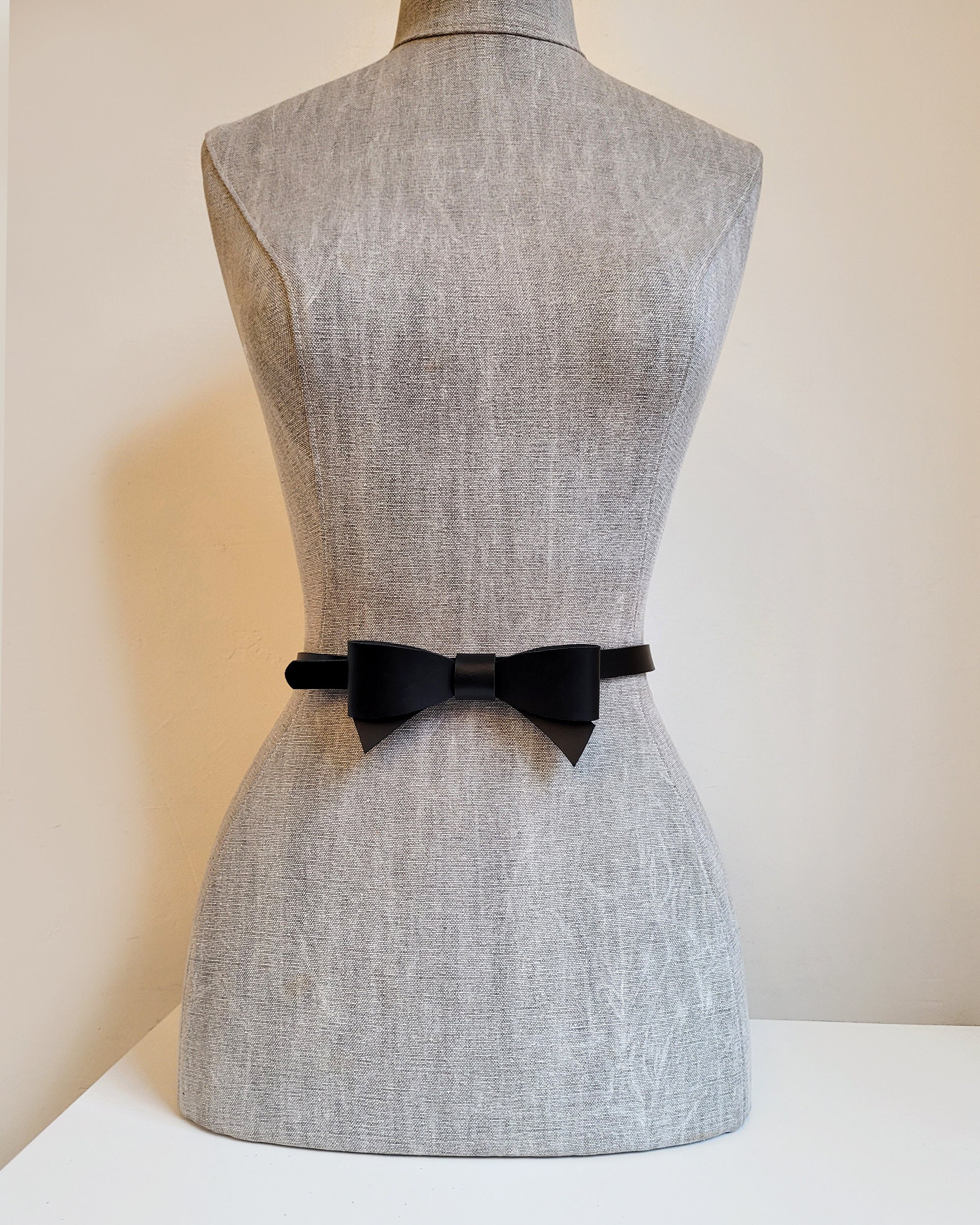 Cintura con fiocco in pelle nera: cintura sottile alla moda da donna in stile retrò anni '50 - Italia