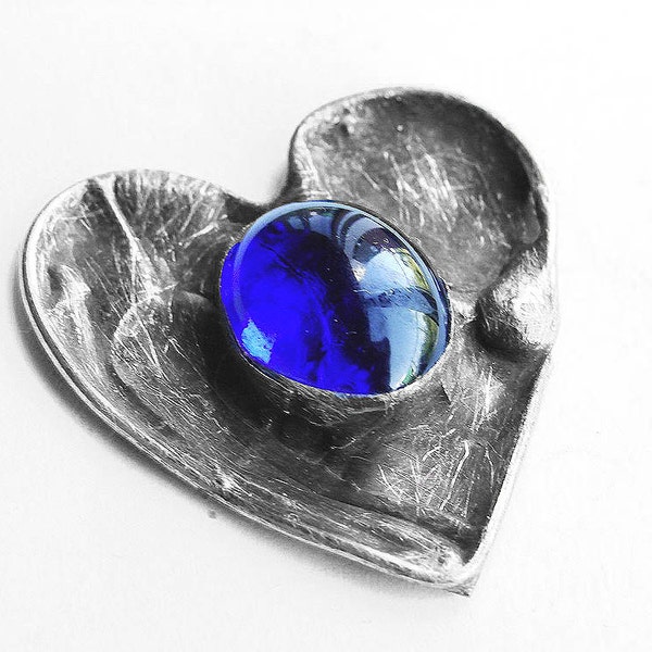 Marine Blau Granat Herz leuchtende Glas-Metall Brosche Gothic Schmuck einzigartig by GepArtJewellery. KOSTENLOSER VERSAND!